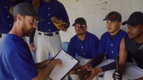 jugadores de béisbol preparando el partido