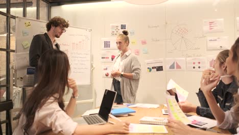 el equipo del compañero de trabajo y sus colegas discutieron en la reunión.