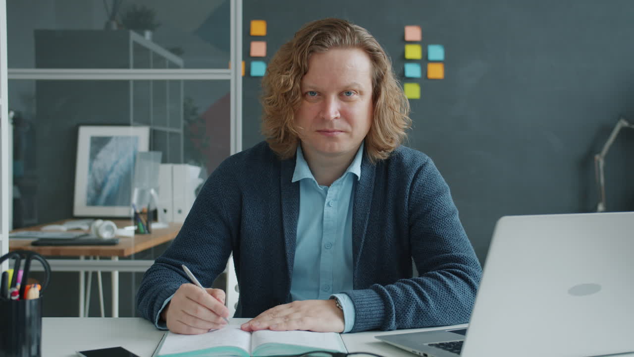 hombre de negocios trabajando en su escritorio