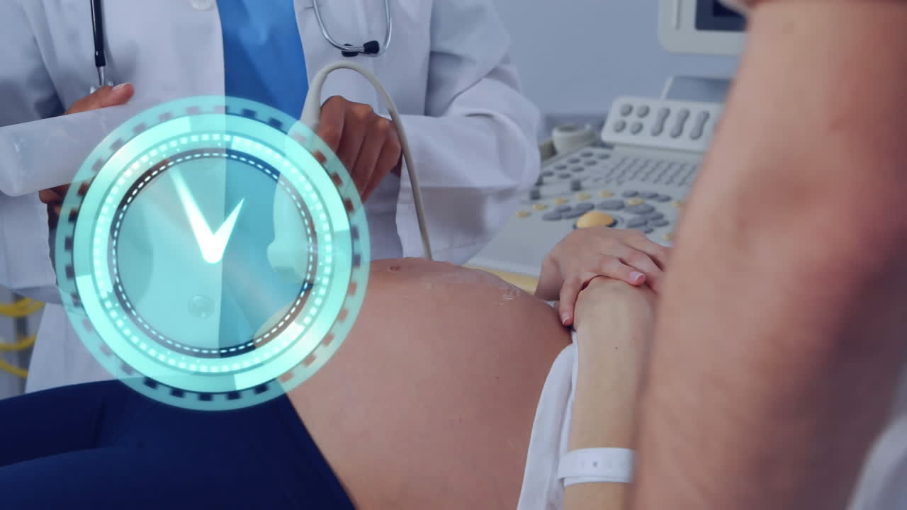 초음파 스캔 을 하는 다양한 여성 의사 와 임신 한 환자 를 가로질러 손 을 움직이는 시계