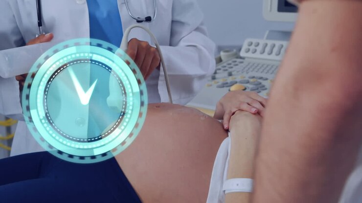 Orologio con lancette in movimento su una dottoressa multietnica e una paziente incinta durante un'ecografia.