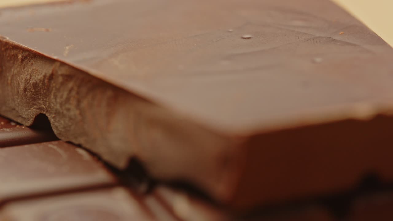 나무 표면에 맛있는 초콜릿 태블릿의 아름다운 매크로 돌리