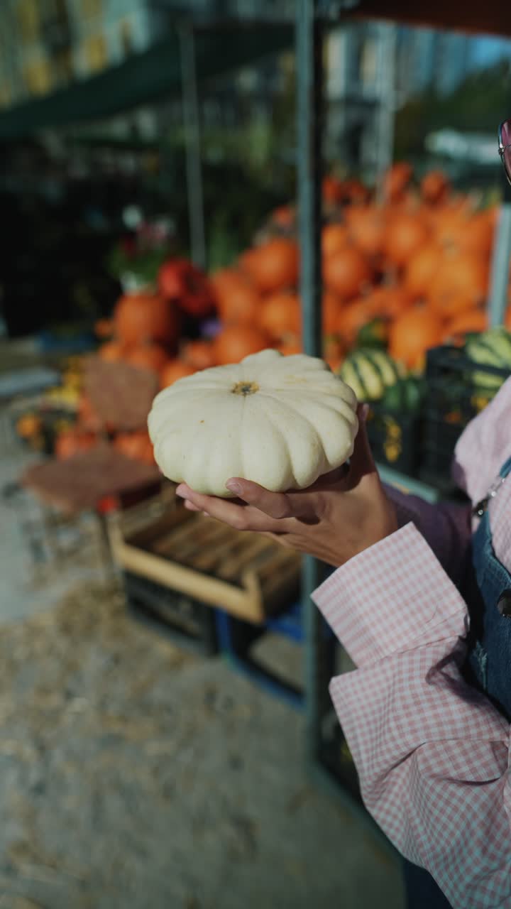 시장 에서  호박 을 들고 있는 여자