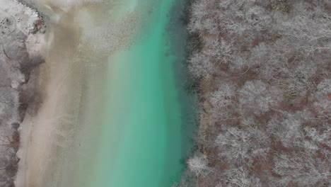 vista aérea de arriba hacia abajo del hermoso río soca turquesa esmeralda en invierno