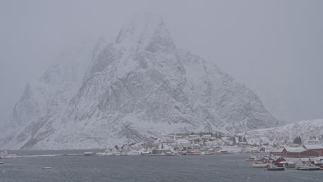 Vista-Del-Pueblo-De-Reine-En-Las-Islas-Lofoten,-Noruega