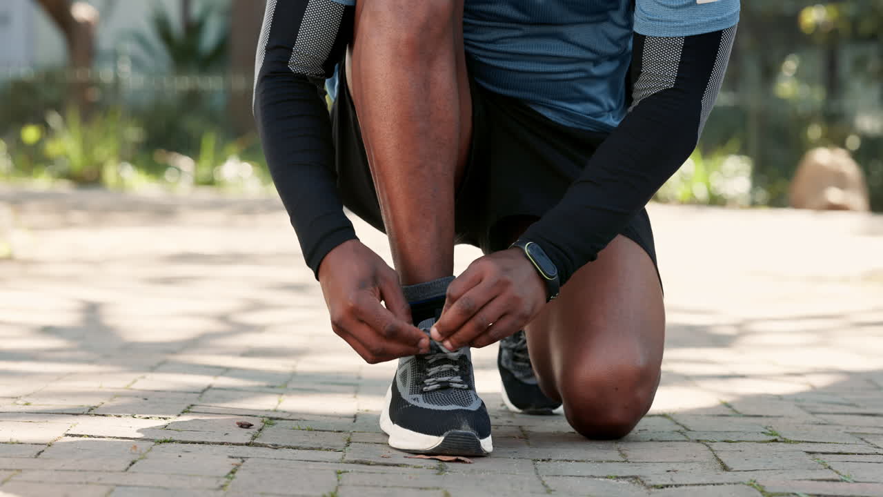 Uomo che allaccia le scarpe da corsa prima di andare a correre