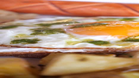huevos fritos, salchichas, tostadas y patatas para el desayuno