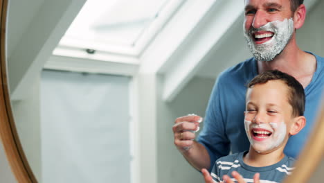 Papá,-Niño-Y-Crema-De-Afeitar-En-La-Cara-En-El-Baño.