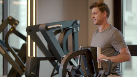 Hombre-En-Forma-Agresiva-Haciendo-Flexiones-De-Bíceps-En-El-Club-Deportivo.-Entrenamiento-De-Deportista-En-El-Gimnasio