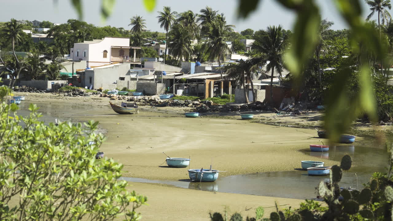 hermoso pueblo con pequeños botes circulares coloridos tirados en la playa usados por pescadores locales en vietnam