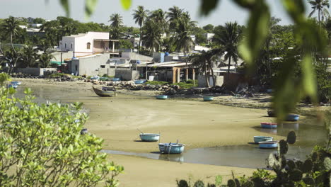 Wunderschönes-Dorf-Mit-Kleinen-Bunten-Runden-Booten,-Die-Am-Strand-Liegen-Und-Von-Einheimischen-Fischern-In-Vietnam-Genutzt-Werden