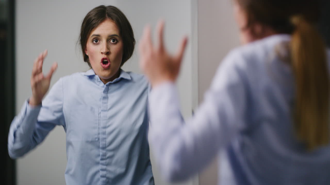 겁에 질린 정신분열증 환자가 소리쳤습니다.