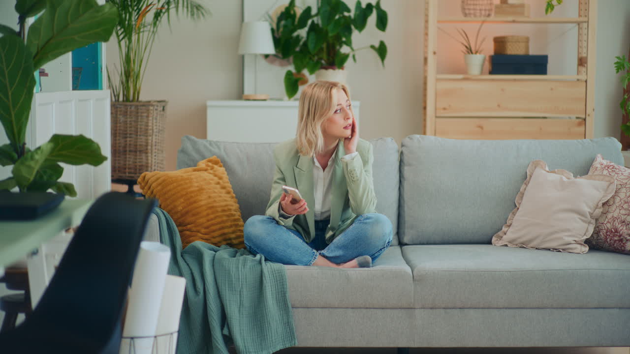 슬픈 소녀는 스마트폰에서 나쁜 소식을 읽습니다.