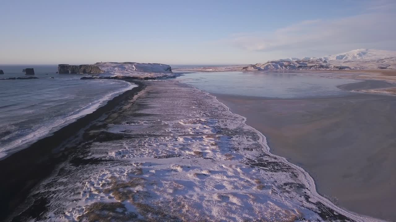 vista aérea de la playa de arena negra reynisfjara
