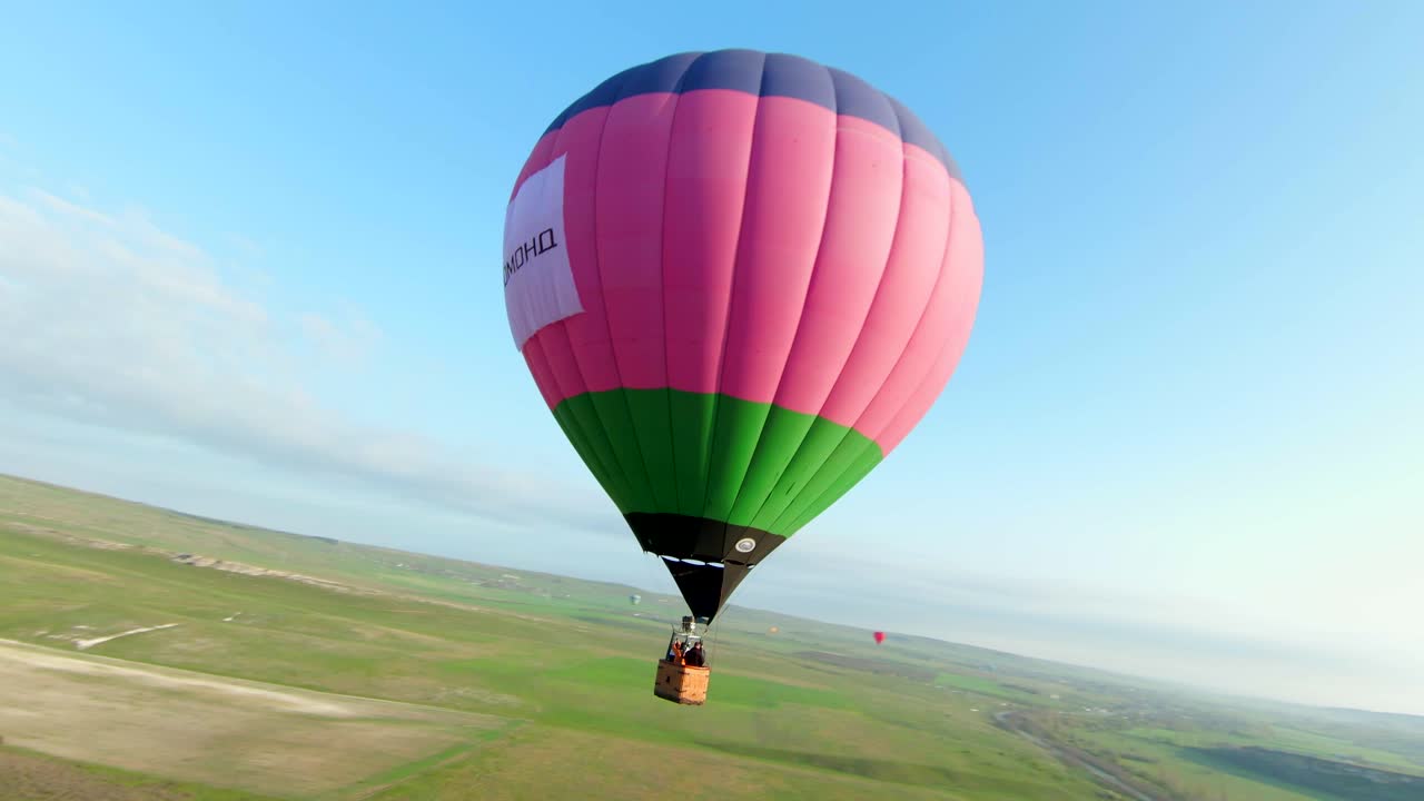 поездка на воздушном шаре над живописным ландшафтом