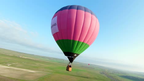 paseo en globo de aire caliente sobre un paisaje pintoresco