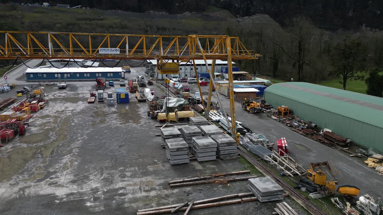 centro de parque industrial con maquinaria pesada, camiones de transporte,