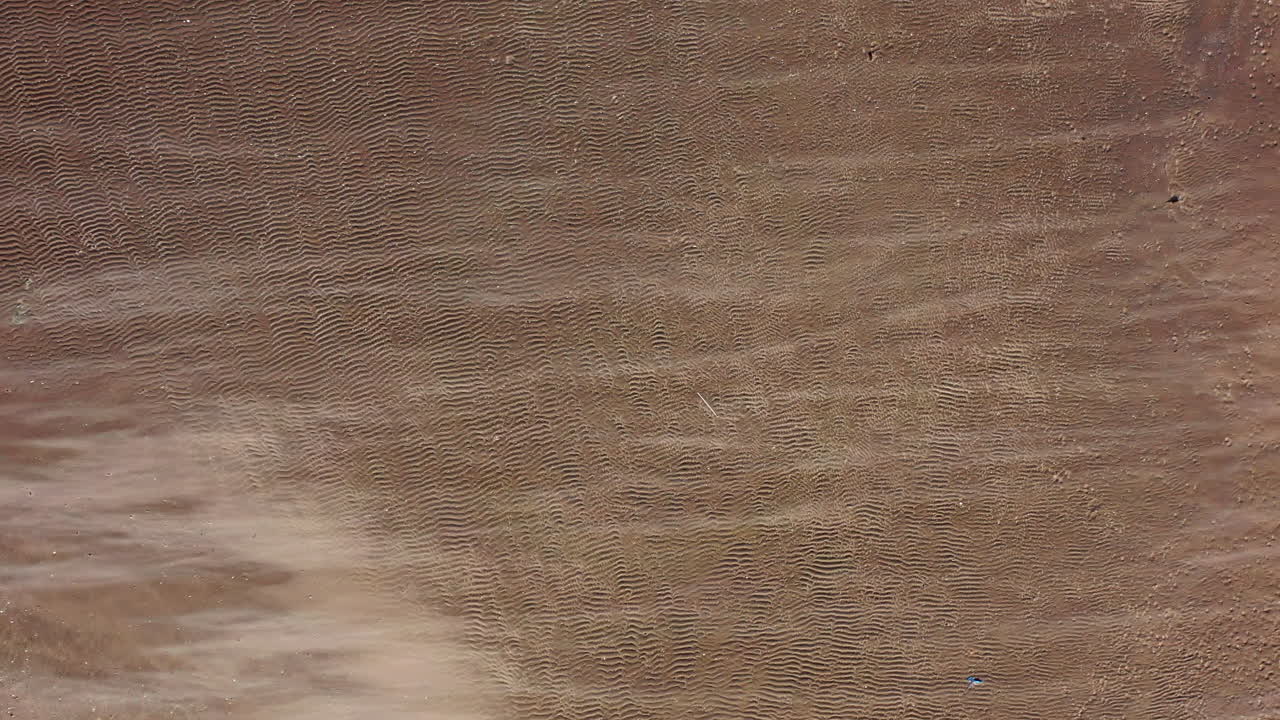 카메라가 호버링할 때 카이저 공원의 해변 위로 낮은 하향식 샷