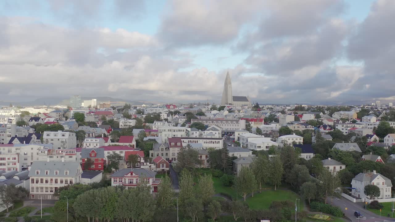 중앙, 아이슬란드의 언덕에 hallgrimskirkja 교회와 레이캬비크 도시