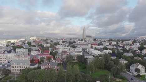 miasto reykjavik z kościołem hallgrimskirkja na wzgórzu w centrum, islandia