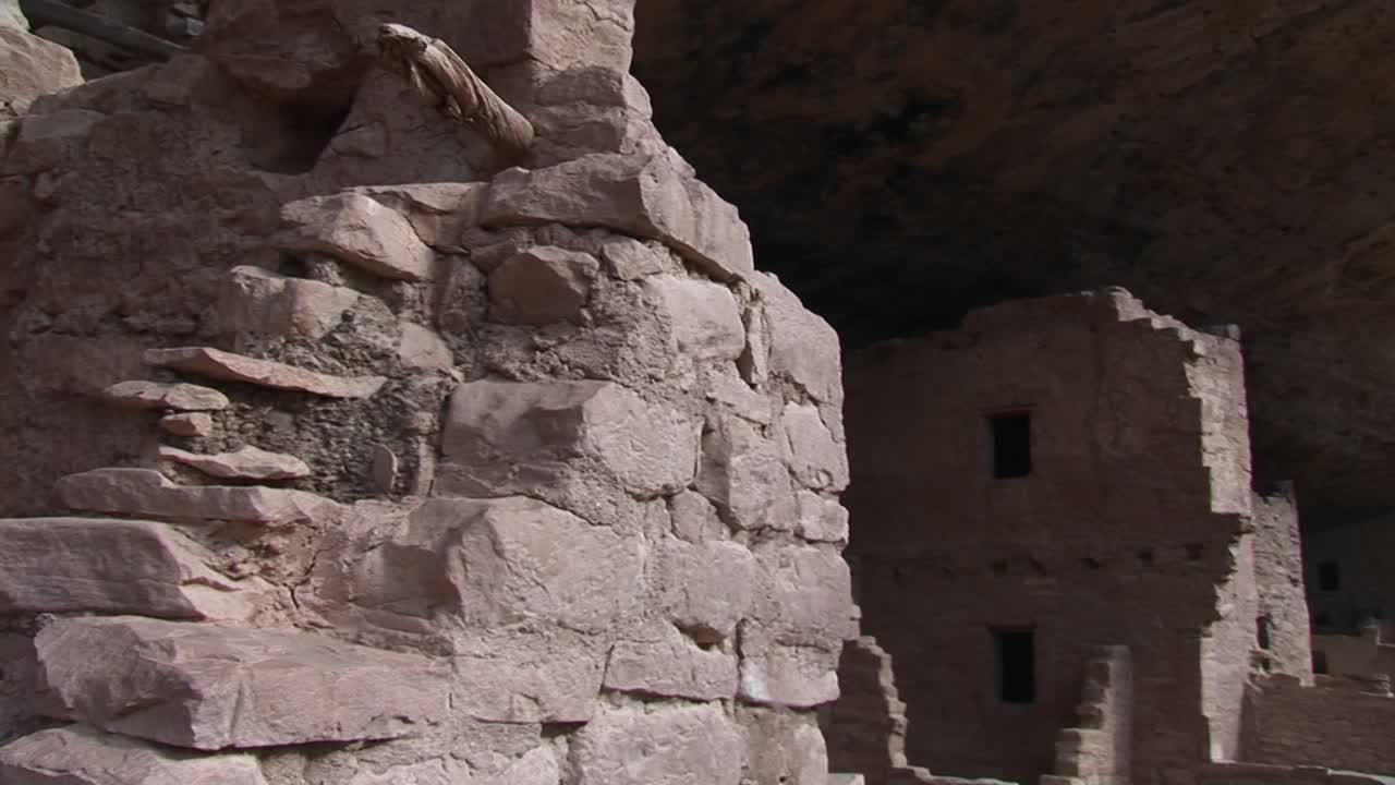plano medio de las ruinas de las viviendas de los acantilados de los nativos americanos en el parque nacional mesa verde