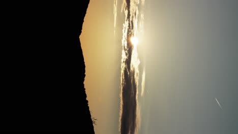 Vertikaler-Zeitraffer-Mit-Wolkigem-Orangefarbenen-Sonnenuntergang-Zwischen-Wolken-In-Andorra