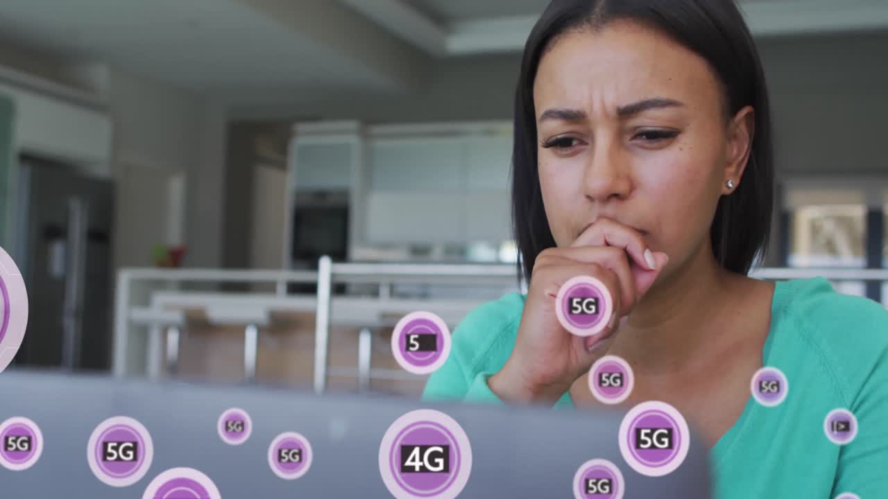 animación de textos de 6g sobre una mujer biracial usando una computadora portátil