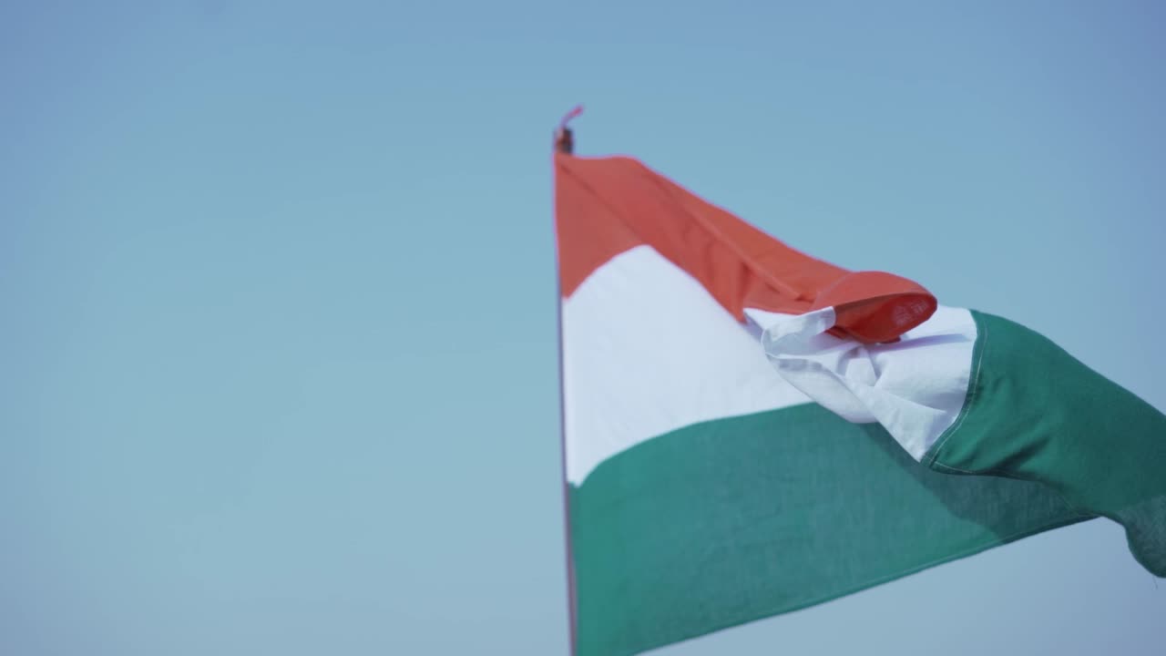 La bandiera indiana che sventola nel cielo - al rallentatore.