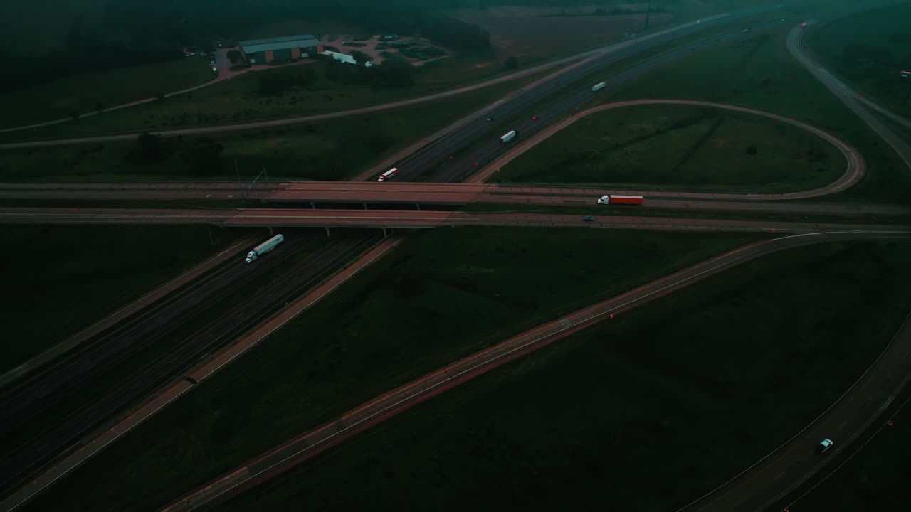 다리에 오렌지색 트레일러 건조 밴과 함께 색 택시 반 트럭