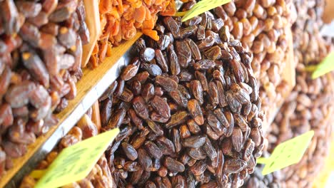 dátiles secos en un mercado