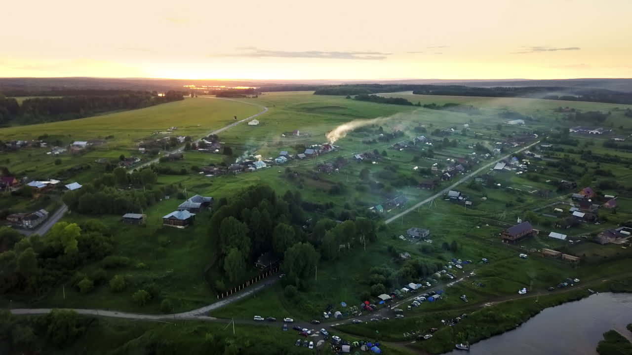 Zonsondergang boven een Russisch dorp