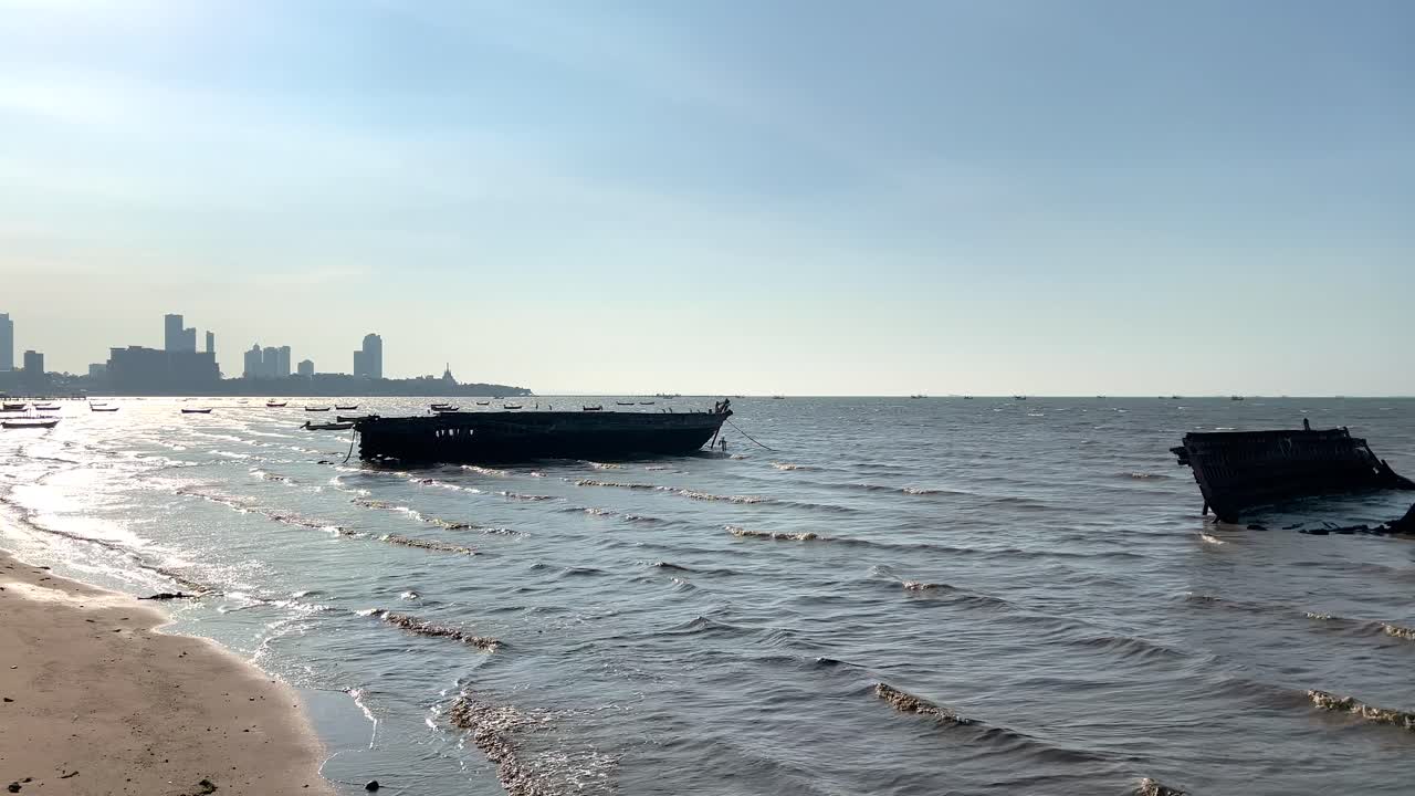 해안 해변 에 있는 배 붕괴