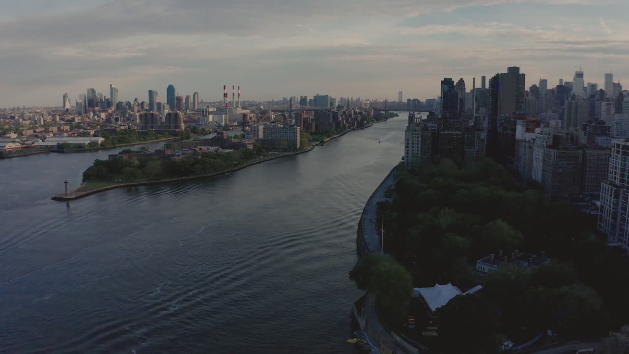 Luftoptagelser over East River i New York City.