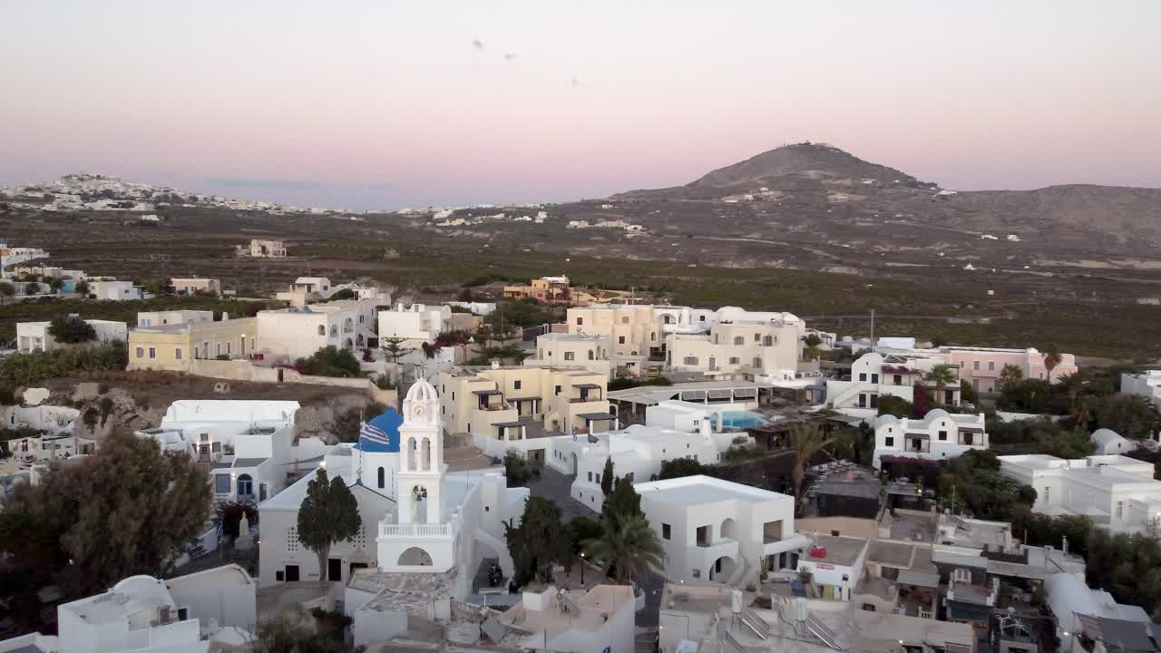 vuela sobre el pueblo tradicional de megalochori a la hora azul, santorini, grecia