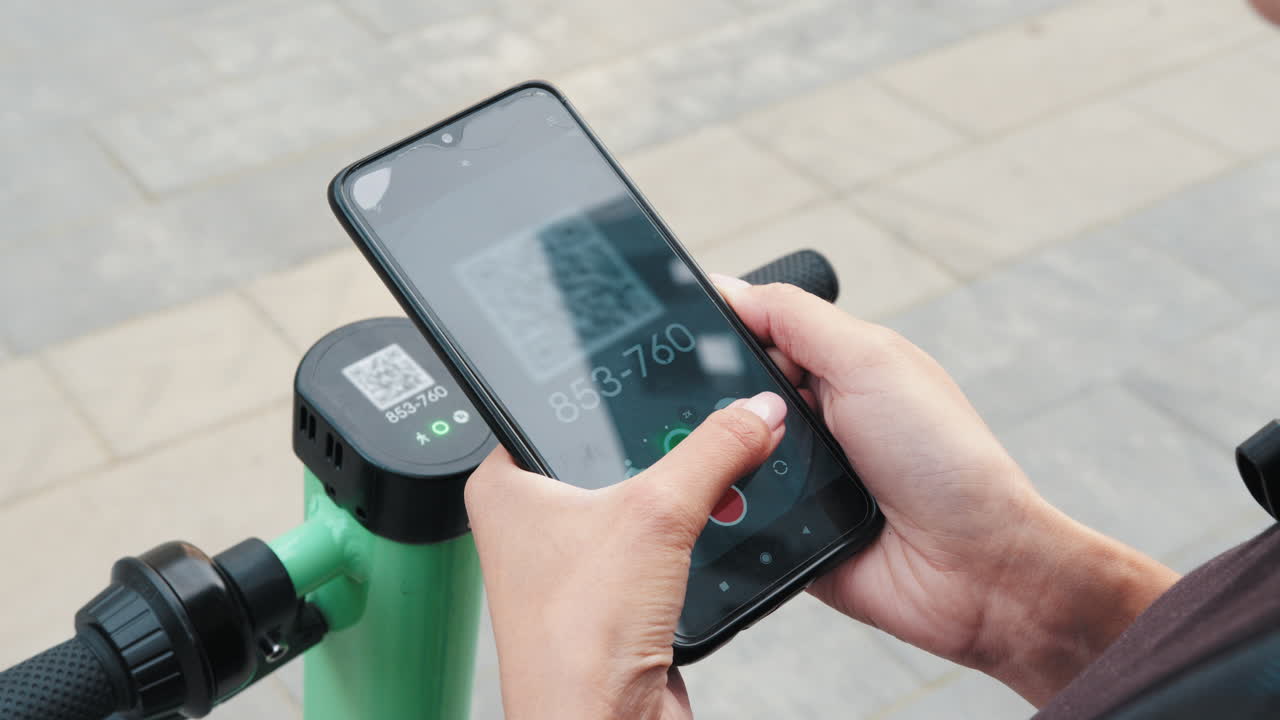 스마트 폰을 사용하여 전기 스쿠터 잠금 해제