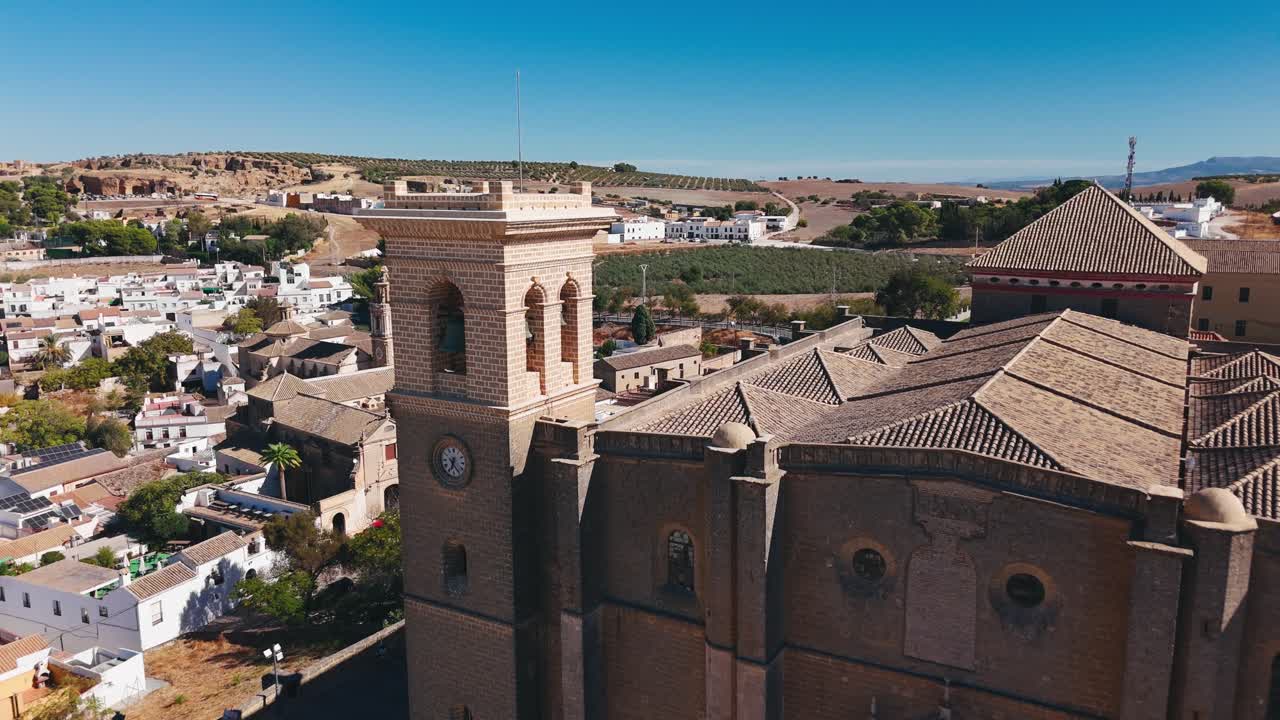 Ripresa con drone di un campanile sopra i tetti storici