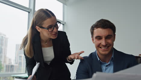los gerentes del equipo revisan el informe de los resultados rentables de cerca. los trabajadores felices celebran