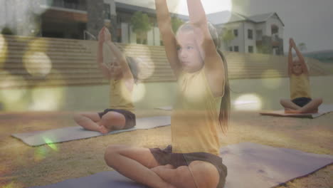 animación de luces bokeh sobre diversas escolares haciendo yoga en clase al aire libre