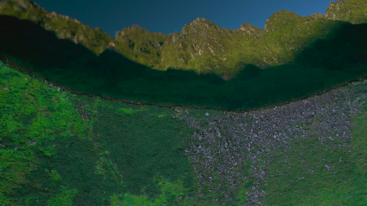 tomada de un avión no tripulado de un lago que refleja la cordillera y la vegetación de nepal, vista cristalina de 4k