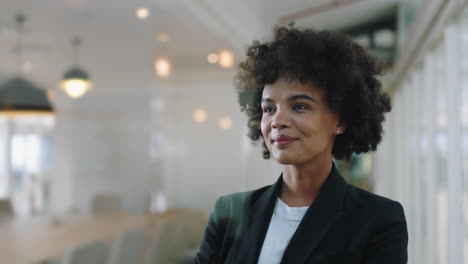 Retrato-De-Una-Mujer-De-Negocios-Exitosa-Sonriendo-Confiada-Con-Los-Brazos-Cruzados-Disfrutando-Del-Liderazgo-Corporativo-Joven-Ejecutiva-Planificando-El-Futuro-Positivo-En-La-Oficina-Imágenes-De-4k