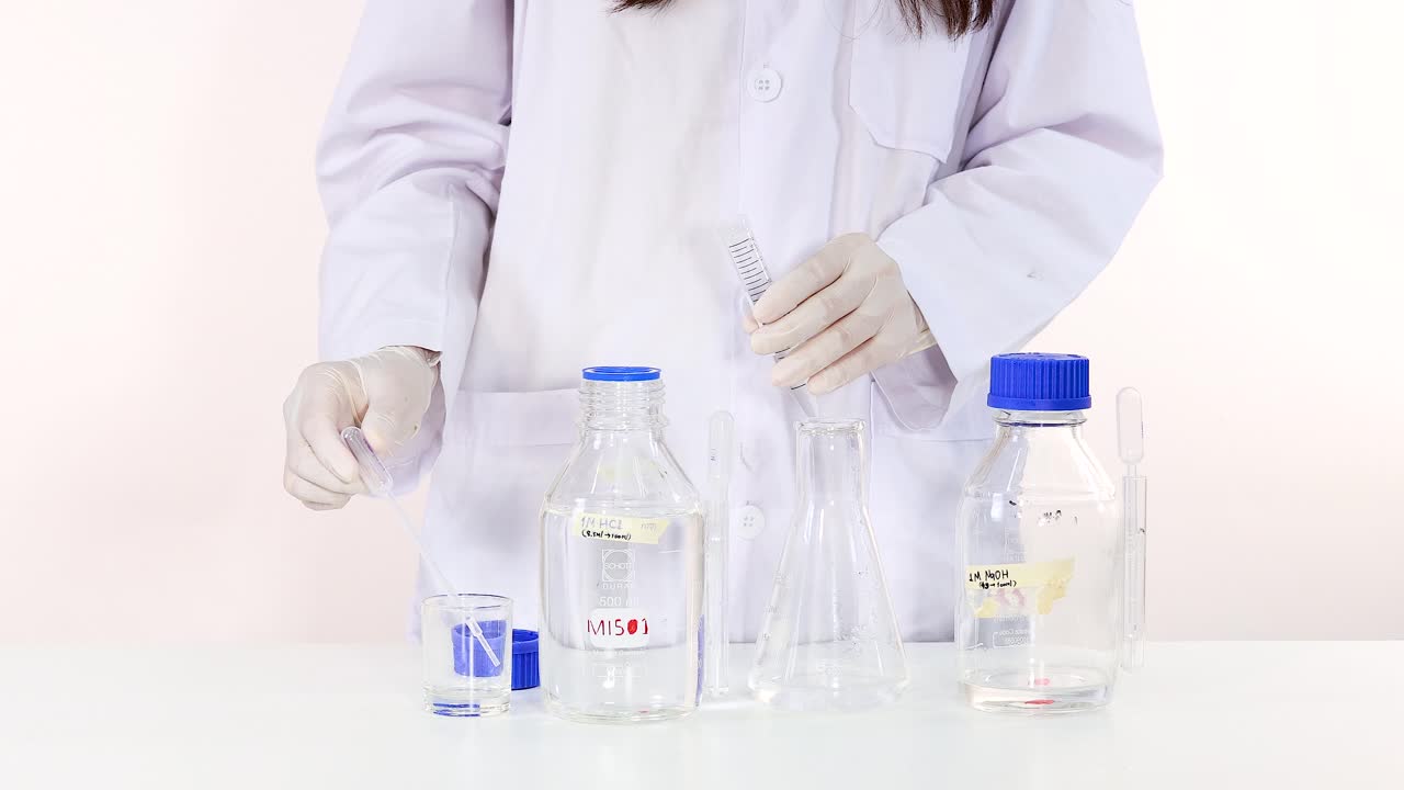 observar el cambio de color en una reacción química