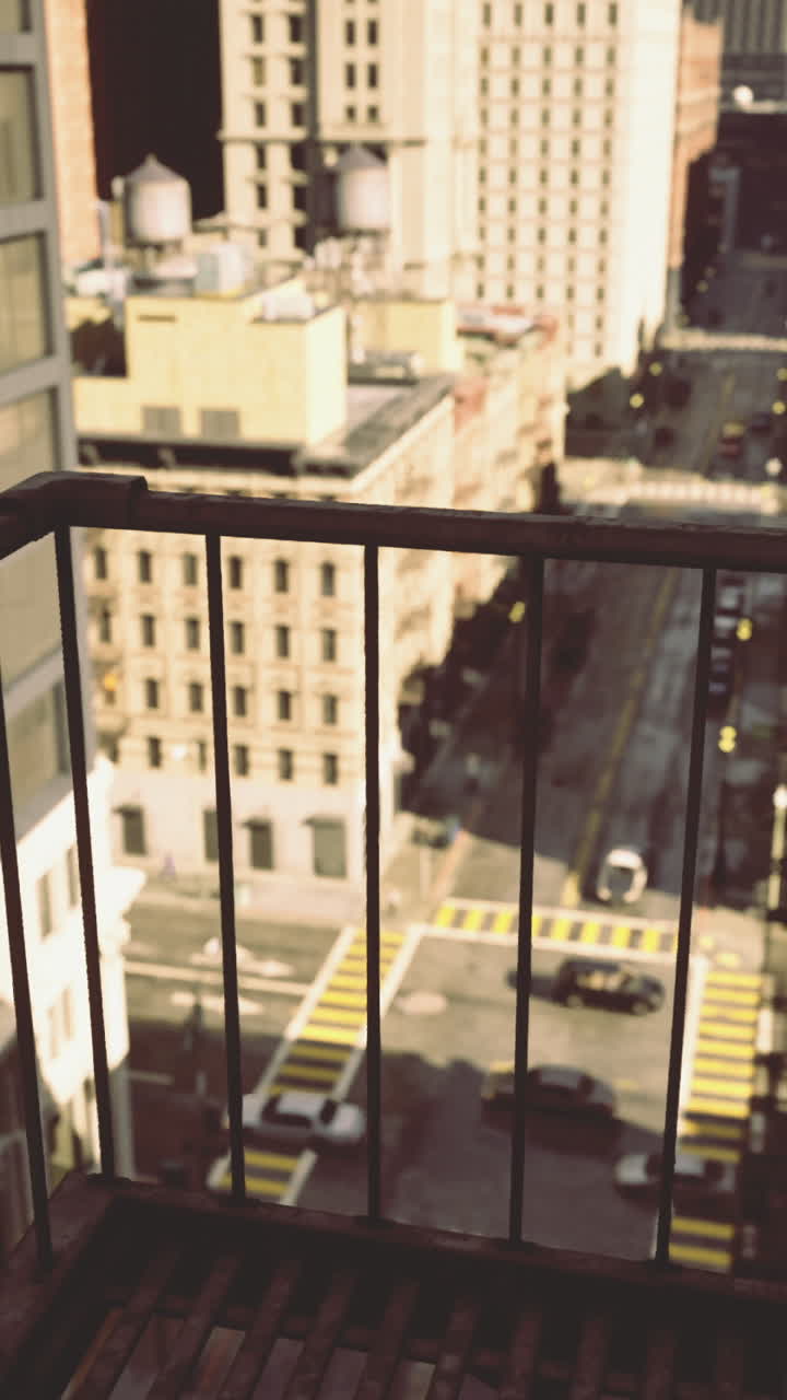Vista do horizonte da cidade a partir de uma sacada com vista para uma rua urbana movimentada
