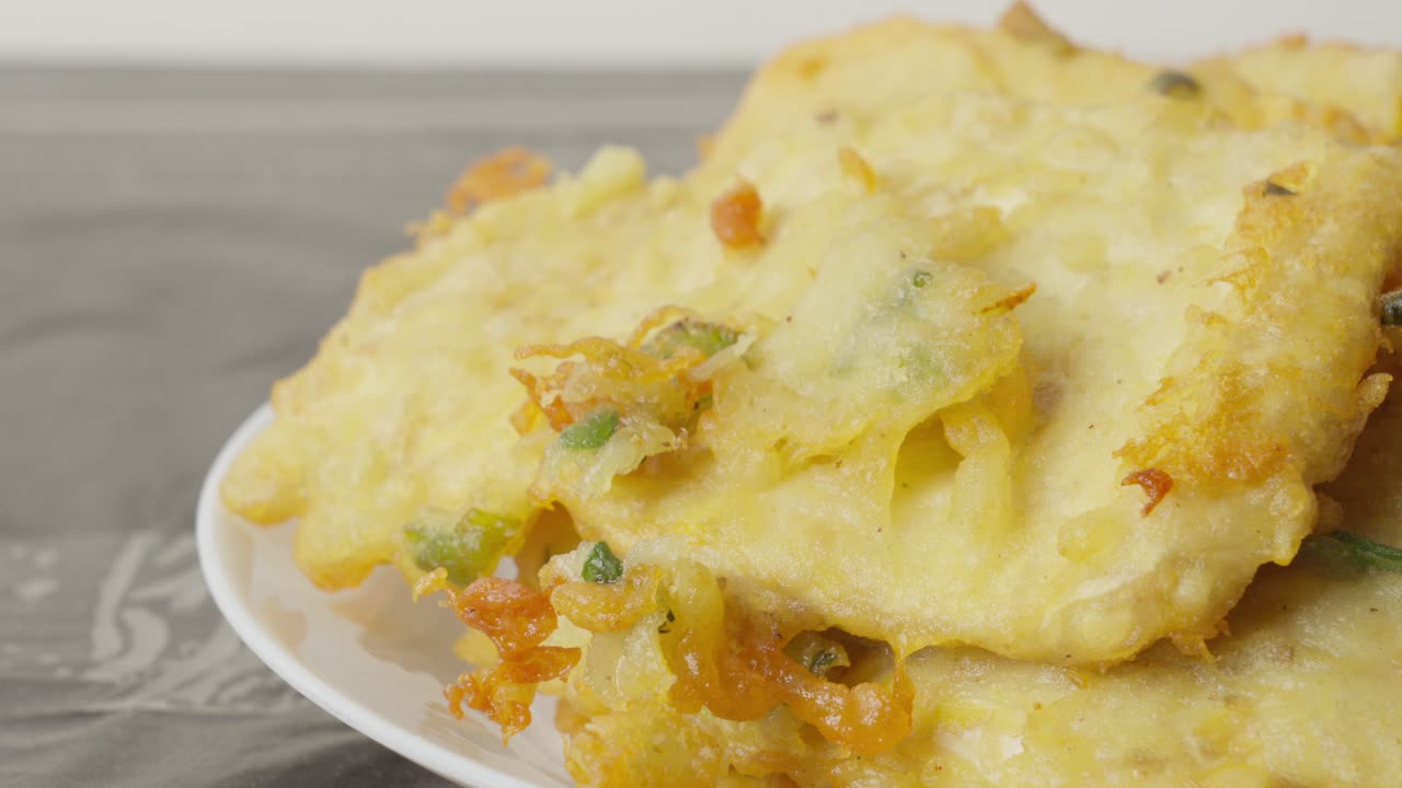 인도네시아 자바에서 유래한 전통 간식인 템페 멘도안