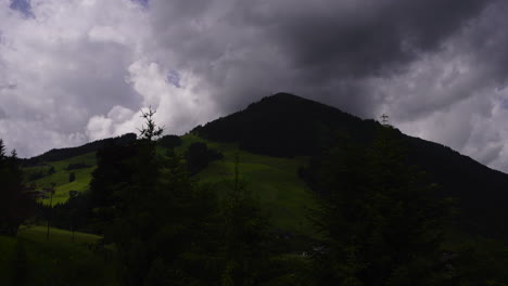 Lapso-De-Tiempo-De-Una-Montaña-Con-Nubes-En-Movimiento-En-Saalbach-Hinterglemm-Austria