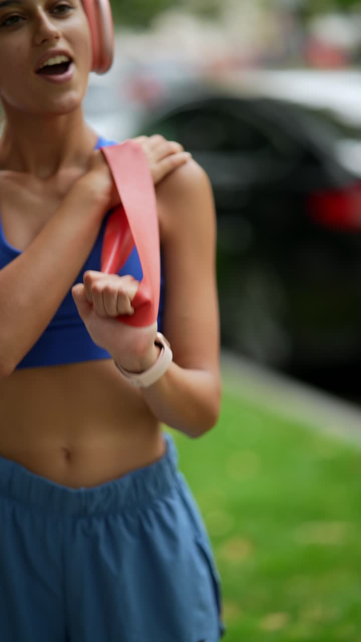 mujer haciendo ejercicio al aire libre con banda de resistencia