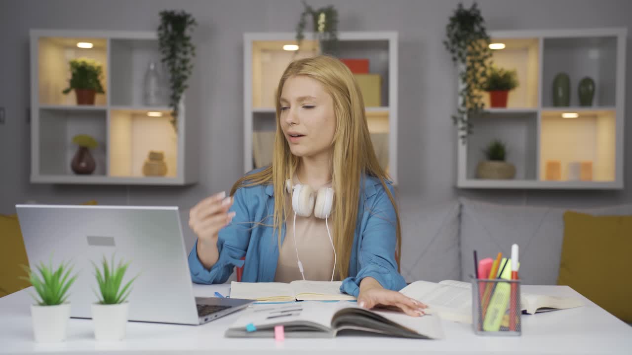 счастливая студентка, которая нашла хорошую идею.