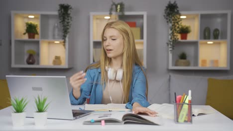 una estudiante feliz que encontró una buena idea.