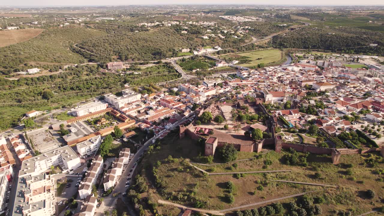 ciudad fortificada medieval amurallada de silves, algarve