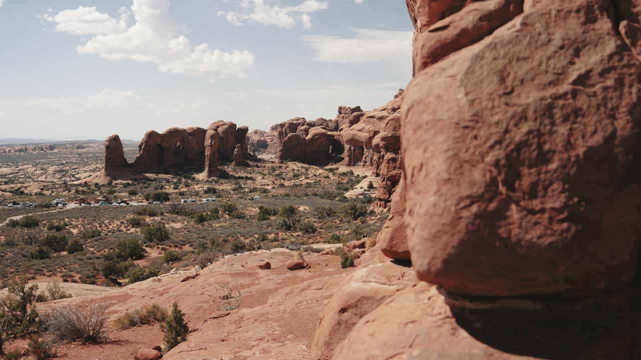 Goditi la magnifica vista panoramica del mozzafiato Parco Nazionale degli Arches nello Utah. Ammira le splendide formazioni rocciose rosse e il vasto paesaggio desertico. Ripreso in 4K con Sony A7S III e Dji RS2
