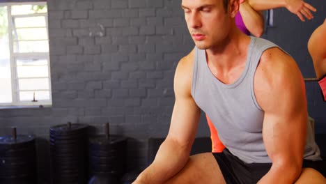 hombre musculoso haciendo ejercicio con mancuernas